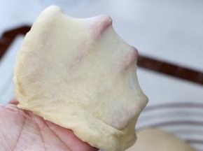 只需要揉至粗膜的扩展阶段就可以了。将面团整理成团后，放入发酵箱，28℃，湿度75%，进行基础发酵，大约发酵1小时