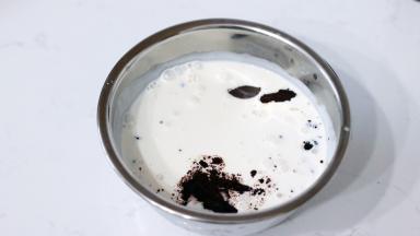 发酵的时间我们可以开始制作巧克力甘纳许。奶油煮沸后冲入巧克力币中。蒙上保鲜膜，放置5分钟。