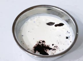 发酵的时间我们可以开始制作巧克力甘纳许。奶油煮沸后冲入巧克力币中。蒙上保鲜膜，放置5分钟。