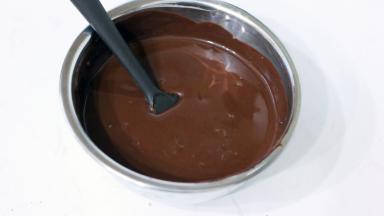 5分钟后，掀掉保鲜膜。向同一个方向由内至外画圈搅拌至顺滑状态。放凉备用