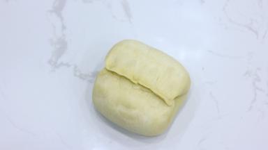 然后上下折叠，收口位置捏紧