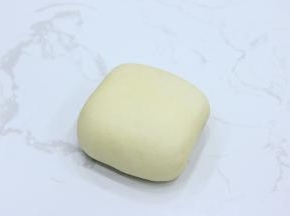翻面我们就可以得到一个正方形面团。覆盖保鲜膜，室温下松弛醒发20分钟