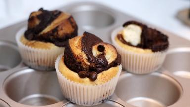 放入200℃提前预热好的烤箱，调至180℃，烘烤15分钟。出炉。晾凉至接近手温时密封起来保存。扭扭扭揪起来撕着吃很好玩~