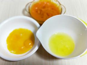 蛋黄和蛋清，分别再无油无水的容器里。