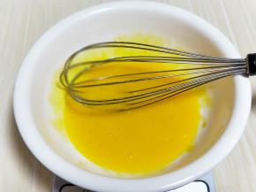 先做蛋黄糊，蛋黄用手动打蛋器打散。