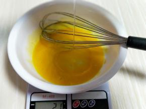 加入玉米油继续打均匀。