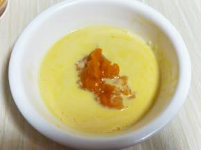 加入南瓜泥，用手动打蛋器抽打至均匀，看不到南瓜泥为止。