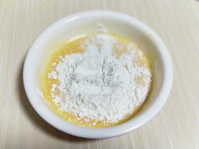 筛入低筋面粉，用手动打蛋器拌均匀，看不到面粉为止(拌的时候使用手动打蛋器呈Z字形状来回搅动，不要转圈搅拌，以免起筋。)