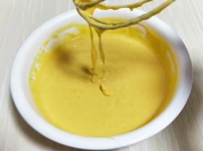 这样蛋黄糊就做好了，放在旁边备用。(面糊提起打蛋器轻松顺滑的滴落下去，且无干粉。)