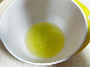 蛋白打发，往蛋白里加入柠檬汁(白醋也可以)