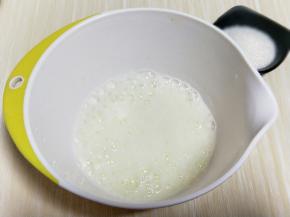 电动打蛋器将蛋白高速打发至呈现鱼眼泡时，加入三分之糖，继续高速打发，蛋清泡消失，细腻时再加入三分之一的糖，继续打发。