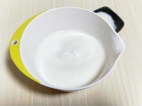 电动打蛋器高速打发，打至湿性发泡时加入最后的三分之一糖，，继续打发至蛋白出现细腻的纹路