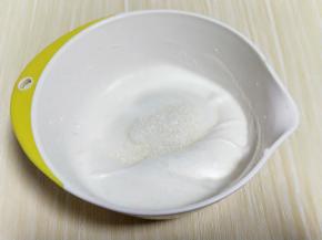 剩下白砂糖全部加入。