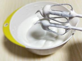 将电动打蛋器调低速打发一会儿，感觉有些阻力时，就可以停止打发，以免消泡，提起打蛋器有微微的弯勾就可以，如图