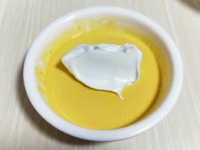 取三分之一的蛋白霜加入蛋黄糊中，翻拌直至看不到蛋白霜。