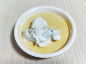 再取三分之一的蛋白霜加入蛋黄糊中，继续上面的手法，翻拌直至看不到蛋白霜。