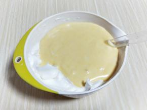 最后将蛋黄糊倒入蛋白霜的容器中，继续翻拌的手法，直至看不到蛋白霜即可。