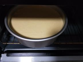 将烤箱150度预热5分钟。 模具放烤箱下层，上下火烤35-40分钟，具体时间根据自家烤箱温度设定。