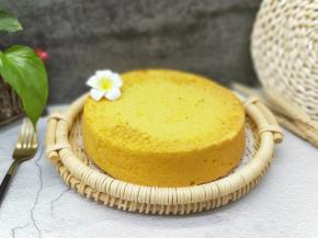 40分钟后戴上隔热手套，取出烤盘，垂直摔一下，震出热气。即可倒扣再烤网上，下面可以放两个碗，这样凉的比较快，彻底凉后再脱模。