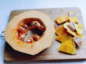 首先将南瓜去皮。