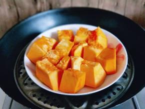 切小块，隔水蒸熟透。