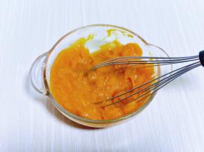 蒸熟透的南瓜放入器具中，用手动打蛋器打成泥状即可。