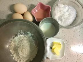 准备好做海绵纸杯蛋糕的食材，鸡蛋提前拿出冰箱放置常温，常温蛋有利于打发。