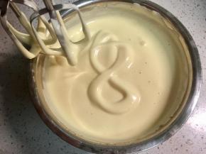 把鸡蛋液用电动打蛋器打发，打至提起打蛋头画一个“8”字，“8”字四秒后不消失即可。