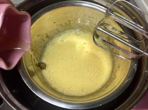 鸡蛋和细砂糖用电动打蛋器打匀，加入玉米糖浆，玉米糖浆是为了增加海绵蛋糕的湿润度，不加也没有关系。