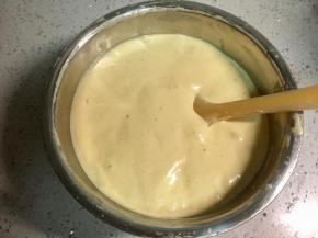 鸡蛋糊与低筋面粉翻拌均匀，至无干粉。