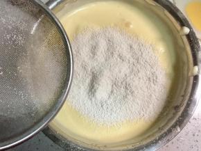 把低筋面粉分两次加入蛋糊中，第一次筛入面粉翻拌均匀后再加入下一次。