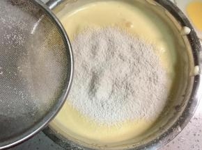 把低筋面粉分两次加入蛋糊中，第一次筛入面粉翻拌均匀后再加入下一次。