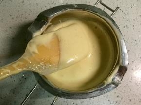 因为两部分食材的密度和温度差别比较大，所以把部分面糊加入融化的黄油牛奶中，先拌匀。