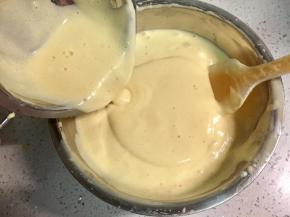 然后再把拌匀的黄油牛奶面糊加到剩余的鸡蛋面糊里。