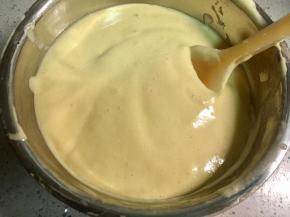 接着用翻拌或切拌的手法，拌成均匀蓬松的的面糊。