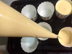 把面糊装入裱花袋，底部剪一个口，把面糊挤入纸杯中。