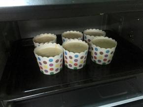 烤箱预热160度，把纸杯震一下，震出大气泡，放入烤箱中层，烤35分钟。请根据自家烤箱的脾气调整时间和温度。