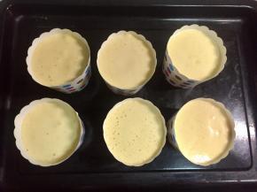 如果要蛋糕表面凸出来的效果，可以挤到九分满，如果要蛋糕表面和纸杯基本持平，可以挤到七八分满。