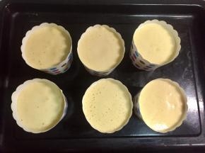 如果要蛋糕表面凸出来的效果，可以挤到九分满，如果要蛋糕表面和纸杯基本持平，可以挤到七八分满。