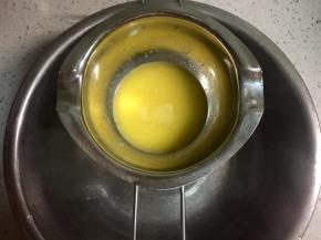 把黄油加入牛奶中，隔热水融化。