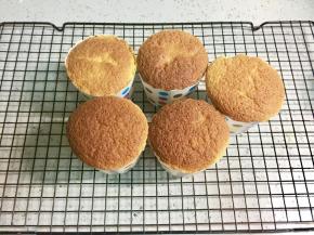 纸杯蛋糕烤好后，出炉凉晾。