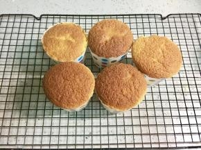 纸杯蛋糕烤好后，出炉凉晾。
