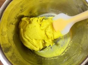 烤纸杯蛋糕的时候，可以准备豆沙，如果买来的芸豆沙偏硬，可以加适量的可直接食用的水或牛奶，淡奶油也可以，口感会更好。用牙签沾黄色食用色素，多次加到豆沙里，把豆沙和色素调匀。也可以加黄色的南瓜粉。