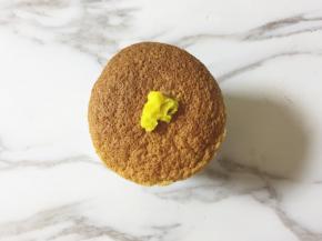 在海绵蛋糕的中间挤一点豆沙，方便奥利奥饼干和蛋糕表面贴合。