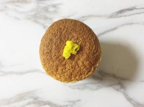 在海绵蛋糕的中间挤一点豆沙，方便奥利奥饼干和蛋糕表面贴合。
