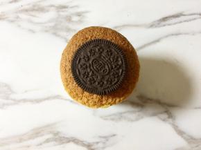 把奥利奥饼干掰开，用一片饼干就可以，放在蛋糕面的中间，压一压，使其和蛋糕面贴合。