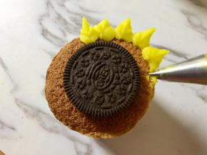 如图，用352裱花嘴先在蛋糕面外围挤上一圈花瓣。