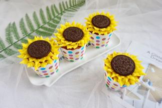 裱花的好处就是海绵蛋糕的表面烤的不完美，可以用向日葵遮盖住哦。