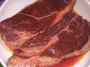先处理牛肉，牛肉先将血水清洗干净