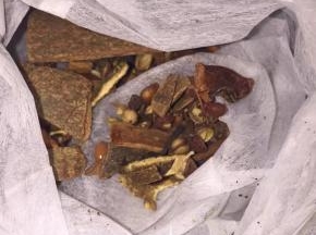 将卤肉料中所有食材放入茶包袋或者隔渣包中封口，待放入锅中炖煮